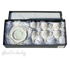 Елегантен порцеланов сервиз за кафе с нежни цветя.